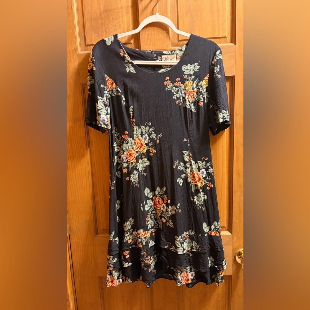 Vintage Kathie Lee  Floral Dress with Peach & White Blooms. Beautiful tiered hem